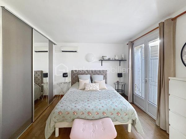 En exclusivité, nous avons la chance de pouvoir vous présente ce bien Rare!!! Une maison qui ne ressemble à aucune autre, idéale pour une famille recherchant du cachet, de beaux volumes, une piscine et une vraie vie à pied... Difficile à vous décrire en quelques lignes… Son charme, ses volumes et son atmosphère se découvrent surtout lors d’une visite. N'attendez plus et contactez nous ;)

Grande maison familiale atypique de 194 m² au sol, édifiée sur une parcelle de 516 m² avec piscine, qui séduit immédiatement par son architecture pleine de caractère et son esprit méditerranéen aux accents grecs : façade blanche, fenêtres voûtées, arches, colonnes et pergola végétalisée lui donnant une véritable identité.
Un autre atout majeur : sa situation en plein cœur de la ville, permettant de rejoindre commerces, écoles, services et même la gare entièrement à pied...et tout proche du Parc Lamartine, première étape de la Voie Verte, lieu fraichement inauguré par la ville vous permettant d'avoir un superbe parc multifonctionnel juste à côté de chez vous... Un confort de vie particulièrement recherché au quotidien.

Au rez-de-chaussée, la maison offre un hall d’entrée, un grand salon de 22 m² avec accès à l'extérieur, une chambre, une salle d’eau/buanderie rénovée avec WC suspendu, ainsi qu’une confortable cuisine équipée de 31 m² avec sa sublime cheminée byzantine et son accès direct à la terrasse...
Une extension de 54 m² avec pièce d’eau et WC, actuellement utilisée pour une profession libérale, offre de nombreuses possibilités : activité professionnelle, espace indépendant, salle de jeux, studio ou espace familial supplémentaire.
À l’étage, un bel escalier en bois et fer forgé dessert 3 chambres, dont 2 particulièrement spacieuses (20 et 28 m² au sol), ainsi qu’une salle de bains en travertin avec baignoire, double vasque et WC suspendu.

À l’extérieur, l’ambiance est tout aussi séduisante : grande piscine, vaste terrasse bois, pergola recouverte de végétation, espaces ombragés, abri bois et jardin arboré composent un véritable cocon en plein centre-ville.

Les + : climatisations (pièce de vie, cuisine, chambre), chauffe-eau thermodynamique, double vitrage PVC, parquet à l’étage, poutres apparentes, nombreux rangements, portillon électrique, liner armé et pompe de piscine neuve, voutes...

A très vite pour une visite ;)