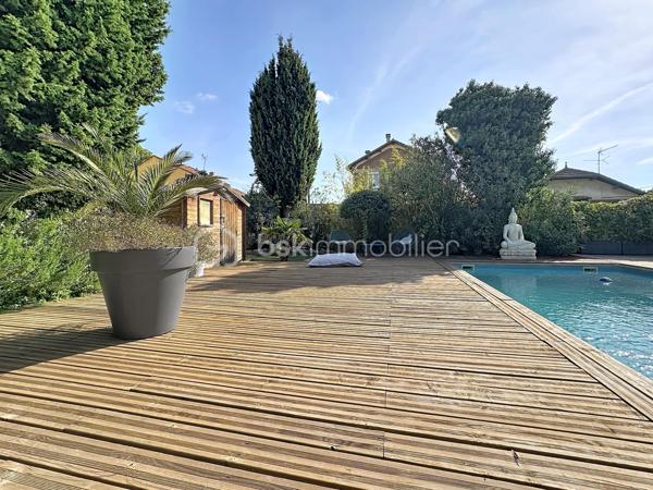 En exclusivité, nous avons la chance de pouvoir vous présente ce bien Rare!!! Une maison qui ne ressemble à aucune autre, idéale pour une famille recherchant du cachet, de beaux volumes, une piscine et une vraie vie à pied... Difficile à vous décrire en quelques lignes… Son charme, ses volumes et son atmosphère se découvrent surtout lors d’une visite. N'attendez plus et contactez nous ;)

Grande maison familiale atypique de 194 m² au sol, édifiée sur une parcelle de 516 m² avec piscine, qui séduit immédiatement par son architecture pleine de caractère et son esprit méditerranéen aux accents grecs : façade blanche, fenêtres voûtées, arches, colonnes et pergola végétalisée lui donnant une véritable identité.
Un autre atout majeur : sa situation en plein cœur de la ville, permettant de rejoindre commerces, écoles, services et même la gare entièrement à pied...et tout proche du Parc Lamartine, première étape de la Voie Verte, lieu fraichement inauguré par la ville vous permettant d'avoir un superbe parc multifonctionnel juste à côté de chez vous... Un confort de vie particulièrement recherché au quotidien.

Au rez-de-chaussée, la maison offre un hall d’entrée, un grand salon de 22 m² avec accès à l'extérieur, une chambre, une salle d’eau/buanderie rénovée avec WC suspendu, ainsi qu’une confortable cuisine équipée de 31 m² avec sa sublime cheminée byzantine et son accès direct à la terrasse...
Une extension de 54 m² avec pièce d’eau et WC, actuellement utilisée pour une profession libérale, offre de nombreuses possibilités : activité professionnelle, espace indépendant, salle de jeux, studio ou espace familial supplémentaire.
À l’étage, un bel escalier en bois et fer forgé dessert 3 chambres, dont 2 particulièrement spacieuses (20 et 28 m² au sol), ainsi qu’une salle de bains en travertin avec baignoire, double vasque et WC suspendu.

À l’extérieur, l’ambiance est tout aussi séduisante : grande piscine, vaste terrasse bois, pergola recouverte de végétation, espaces ombragés, abri bois et jardin arboré composent un véritable cocon en plein centre-ville.

Les + : climatisations (pièce de vie, cuisine, chambre), chauffe-eau thermodynamique, double vitrage PVC, parquet à l’étage, poutres apparentes, nombreux rangements, portillon électrique, liner armé et pompe de piscine neuve, voutes...

A très vite pour une visite ;)