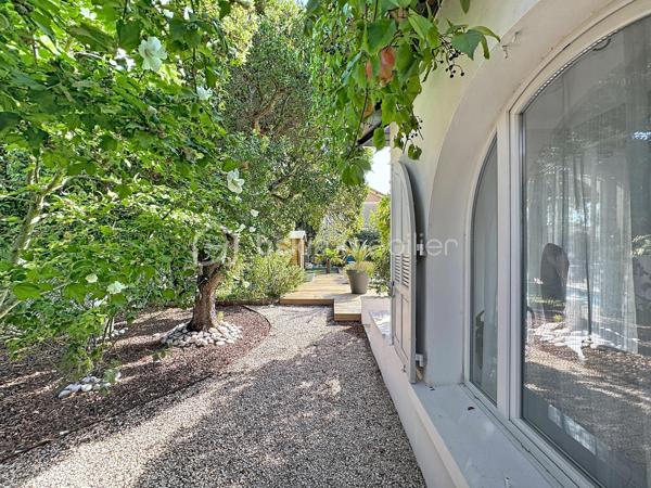 En exclusivité, nous avons la chance de pouvoir vous présente ce bien Rare!!! Une maison qui ne ressemble à aucune autre, idéale pour une famille recherchant du cachet, de beaux volumes, une piscine et une vraie vie à pied... Difficile à vous décrire en quelques lignes… Son charme, ses volumes et son atmosphère se découvrent surtout lors d’une visite. N'attendez plus et contactez nous ;)

Grande maison familiale atypique de 194 m² au sol, édifiée sur une parcelle de 516 m² avec piscine, qui séduit immédiatement par son architecture pleine de caractère et son esprit méditerranéen aux accents grecs : façade blanche, fenêtres voûtées, arches, colonnes et pergola végétalisée lui donnant une véritable identité.
Un autre atout majeur : sa situation en plein cœur de la ville, permettant de rejoindre commerces, écoles, services et même la gare entièrement à pied...et tout proche du Parc Lamartine, première étape de la Voie Verte, lieu fraichement inauguré par la ville vous permettant d'avoir un superbe parc multifonctionnel juste à côté de chez vous... Un confort de vie particulièrement recherché au quotidien.

Au rez-de-chaussée, la maison offre un hall d’entrée, un grand salon de 22 m² avec accès à l'extérieur, une chambre, une salle d’eau/buanderie rénovée avec WC suspendu, ainsi qu’une confortable cuisine équipée de 31 m² avec sa sublime cheminée byzantine et son accès direct à la terrasse...
Une extension de 54 m² avec pièce d’eau et WC, actuellement utilisée pour une profession libérale, offre de nombreuses possibilités : activité professionnelle, espace indépendant, salle de jeux, studio ou espace familial supplémentaire.
À l’étage, un bel escalier en bois et fer forgé dessert 3 chambres, dont 2 particulièrement spacieuses (20 et 28 m² au sol), ainsi qu’une salle de bains en travertin avec baignoire, double vasque et WC suspendu.

À l’extérieur, l’ambiance est tout aussi séduisante : grande piscine, vaste terrasse bois, pergola recouverte de végétation, espaces ombragés, abri bois et jardin arboré composent un véritable cocon en plein centre-ville.

Les + : climatisations (pièce de vie, cuisine, chambre), chauffe-eau thermodynamique, double vitrage PVC, parquet à l’étage, poutres apparentes, nombreux rangements, portillon électrique, liner armé et pompe de piscine neuve, voutes...

A très vite pour une visite ;)