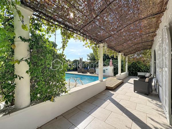 En exclusivité, nous avons la chance de pouvoir vous présente ce bien Rare!!! Une maison qui ne ressemble à aucune autre, idéale pour une famille recherchant du cachet, de beaux volumes, une piscine et une vraie vie à pied... Difficile à vous décrire en quelques lignes… Son charme, ses volumes et son atmosphère se découvrent surtout lors d’une visite. N'attendez plus et contactez nous ;)

Grande maison familiale atypique de 194 m² au sol, édifiée sur une parcelle de 516 m² avec piscine, qui séduit immédiatement par son architecture pleine de caractère et son esprit méditerranéen aux accents grecs : façade blanche, fenêtres voûtées, arches, colonnes et pergola végétalisée lui donnant une véritable identité.
Un autre atout majeur : sa situation en plein cœur de la ville, permettant de rejoindre commerces, écoles, services et même la gare entièrement à pied...et tout proche du Parc Lamartine, première étape de la Voie Verte, lieu fraichement inauguré par la ville vous permettant d'avoir un superbe parc multifonctionnel juste à côté de chez vous... Un confort de vie particulièrement recherché au quotidien.

Au rez-de-chaussée, la maison offre un hall d’entrée, un grand salon de 22 m² avec accès à l'extérieur, une chambre, une salle d’eau/buanderie rénovée avec WC suspendu, ainsi qu’une confortable cuisine équipée de 31 m² avec sa sublime cheminée byzantine et son accès direct à la terrasse...
Une extension de 54 m² avec pièce d’eau et WC, actuellement utilisée pour une profession libérale, offre de nombreuses possibilités : activité professionnelle, espace indépendant, salle de jeux, studio ou espace familial supplémentaire.
À l’étage, un bel escalier en bois et fer forgé dessert 3 chambres, dont 2 particulièrement spacieuses (20 et 28 m² au sol), ainsi qu’une salle de bains en travertin avec baignoire, double vasque et WC suspendu.

À l’extérieur, l’ambiance est tout aussi séduisante : grande piscine, vaste terrasse bois, pergola recouverte de végétation, espaces ombragés, abri bois et jardin arboré composent un véritable cocon en plein centre-ville.

Les + : climatisations (pièce de vie, cuisine, chambre), chauffe-eau thermodynamique, double vitrage PVC, parquet à l’étage, poutres apparentes, nombreux rangements, portillon électrique, liner armé et pompe de piscine neuve, voutes...

A très vite pour une visite ;)
