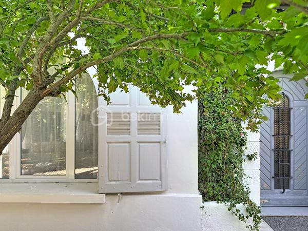 En exclusivité, nous avons la chance de pouvoir vous présente ce bien Rare!!! Une maison qui ne ressemble à aucune autre, idéale pour une famille recherchant du cachet, de beaux volumes, une piscine et une vraie vie à pied... Difficile à vous décrire en quelques lignes… Son charme, ses volumes et son atmosphère se découvrent surtout lors d’une visite. N'attendez plus et contactez nous ;)

Grande maison familiale atypique de 194 m² au sol, édifiée sur une parcelle de 516 m² avec piscine, qui séduit immédiatement par son architecture pleine de caractère et son esprit méditerranéen aux accents grecs : façade blanche, fenêtres voûtées, arches, colonnes et pergola végétalisée lui donnant une véritable identité.
Un autre atout majeur : sa situation en plein cœur de la ville, permettant de rejoindre commerces, écoles, services et même la gare entièrement à pied...et tout proche du Parc Lamartine, première étape de la Voie Verte, lieu fraichement inauguré par la ville vous permettant d'avoir un superbe parc multifonctionnel juste à côté de chez vous... Un confort de vie particulièrement recherché au quotidien.

Au rez-de-chaussée, la maison offre un hall d’entrée, un grand salon de 22 m² avec accès à l'extérieur, une chambre, une salle d’eau/buanderie rénovée avec WC suspendu, ainsi qu’une confortable cuisine équipée de 31 m² avec sa sublime cheminée byzantine et son accès direct à la terrasse...
Une extension de 54 m² avec pièce d’eau et WC, actuellement utilisée pour une profession libérale, offre de nombreuses possibilités : activité professionnelle, espace indépendant, salle de jeux, studio ou espace familial supplémentaire.
À l’étage, un bel escalier en bois et fer forgé dessert 3 chambres, dont 2 particulièrement spacieuses (20 et 28 m² au sol), ainsi qu’une salle de bains en travertin avec baignoire, double vasque et WC suspendu.

À l’extérieur, l’ambiance est tout aussi séduisante : grande piscine, vaste terrasse bois, pergola recouverte de végétation, espaces ombragés, abri bois et jardin arboré composent un véritable cocon en plein centre-ville.

Les + : climatisations (pièce de vie, cuisine, chambre), chauffe-eau thermodynamique, double vitrage PVC, parquet à l’étage, poutres apparentes, nombreux rangements, portillon électrique, liner armé et pompe de piscine neuve, voutes...

A très vite pour une visite ;)