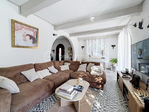 En exclusivité, nous avons la chance de pouvoir vous présente ce bien Rare!!! Une maison qui ne ressemble à aucune autre, idéale pour une famille recherchant du cachet, de beaux volumes, une piscine et une vraie vie à pied... Difficile à vous décrire en quelques lignes… Son charme, ses volumes et son atmosphère se découvrent surtout lors d’une visite. N'attendez plus et contactez nous ;)

Grande maison familiale atypique de 194 m² au sol, édifiée sur une parcelle de 516 m² avec piscine, qui séduit immédiatement par son architecture pleine de caractère et son esprit méditerranéen aux accents grecs : façade blanche, fenêtres voûtées, arches, colonnes et pergola végétalisée lui donnant une véritable identité.
Un autre atout majeur : sa situation en plein cœur de la ville, permettant de rejoindre commerces, écoles, services et même la gare entièrement à pied...et tout proche du Parc Lamartine, première étape de la Voie Verte, lieu fraichement inauguré par la ville vous permettant d'avoir un superbe parc multifonctionnel juste à côté de chez vous... Un confort de vie particulièrement recherché au quotidien.

Au rez-de-chaussée, la maison offre un hall d’entrée, un grand salon de 22 m² avec accès à l'extérieur, une chambre, une salle d’eau/buanderie rénovée avec WC suspendu, ainsi qu’une confortable cuisine équipée de 31 m² avec sa sublime cheminée byzantine et son accès direct à la terrasse...
Une extension de 54 m² avec pièce d’eau et WC, actuellement utilisée pour une profession libérale, offre de nombreuses possibilités : activité professionnelle, espace indépendant, salle de jeux, studio ou espace familial supplémentaire.
À l’étage, un bel escalier en bois et fer forgé dessert 3 chambres, dont 2 particulièrement spacieuses (20 et 28 m² au sol), ainsi qu’une salle de bains en travertin avec baignoire, double vasque et WC suspendu.

À l’extérieur, l’ambiance est tout aussi séduisante : grande piscine, vaste terrasse bois, pergola recouverte de végétation, espaces ombragés, abri bois et jardin arboré composent un véritable cocon en plein centre-ville.

Les + : climatisations (pièce de vie, cuisine, chambre), chauffe-eau thermodynamique, double vitrage PVC, parquet à l’étage, poutres apparentes, nombreux rangements, portillon électrique, liner armé et pompe de piscine neuve, voutes...

A très vite pour une visite ;)