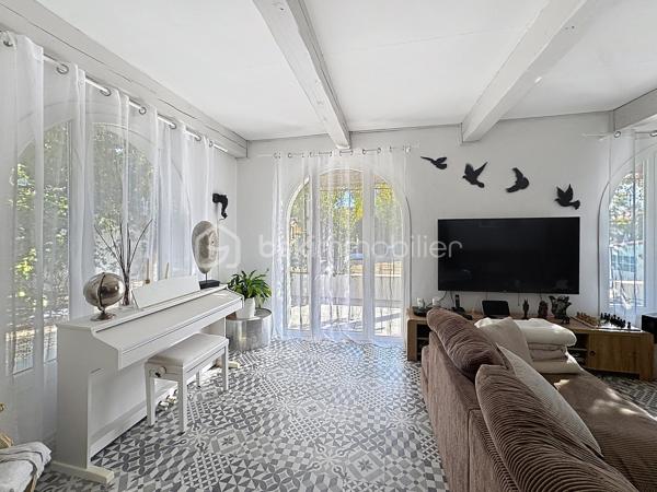 En exclusivité, nous avons la chance de pouvoir vous présente ce bien Rare!!! Une maison qui ne ressemble à aucune autre, idéale pour une famille recherchant du cachet, de beaux volumes, une piscine et une vraie vie à pied... Difficile à vous décrire en quelques lignes… Son charme, ses volumes et son atmosphère se découvrent surtout lors d’une visite. N'attendez plus et contactez nous ;)

Grande maison familiale atypique de 194 m² au sol, édifiée sur une parcelle de 516 m² avec piscine, qui séduit immédiatement par son architecture pleine de caractère et son esprit méditerranéen aux accents grecs : façade blanche, fenêtres voûtées, arches, colonnes et pergola végétalisée lui donnant une véritable identité.
Un autre atout majeur : sa situation en plein cœur de la ville, permettant de rejoindre commerces, écoles, services et même la gare entièrement à pied...et tout proche du Parc Lamartine, première étape de la Voie Verte, lieu fraichement inauguré par la ville vous permettant d'avoir un superbe parc multifonctionnel juste à côté de chez vous... Un confort de vie particulièrement recherché au quotidien.

Au rez-de-chaussée, la maison offre un hall d’entrée, un grand salon de 22 m² avec accès à l'extérieur, une chambre, une salle d’eau/buanderie rénovée avec WC suspendu, ainsi qu’une confortable cuisine équipée de 31 m² avec sa sublime cheminée byzantine et son accès direct à la terrasse...
Une extension de 54 m² avec pièce d’eau et WC, actuellement utilisée pour une profession libérale, offre de nombreuses possibilités : activité professionnelle, espace indépendant, salle de jeux, studio ou espace familial supplémentaire.
À l’étage, un bel escalier en bois et fer forgé dessert 3 chambres, dont 2 particulièrement spacieuses (20 et 28 m² au sol), ainsi qu’une salle de bains en travertin avec baignoire, double vasque et WC suspendu.

À l’extérieur, l’ambiance est tout aussi séduisante : grande piscine, vaste terrasse bois, pergola recouverte de végétation, espaces ombragés, abri bois et jardin arboré composent un véritable cocon en plein centre-ville.

Les + : climatisations (pièce de vie, cuisine, chambre), chauffe-eau thermodynamique, double vitrage PVC, parquet à l’étage, poutres apparentes, nombreux rangements, portillon électrique, liner armé et pompe de piscine neuve, voutes...

A très vite pour une visite ;)