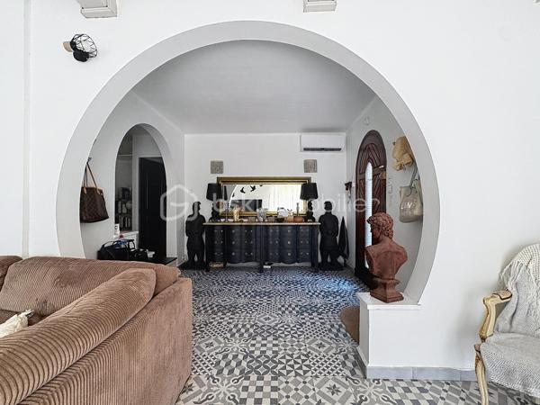 En exclusivité, nous avons la chance de pouvoir vous présente ce bien Rare!!! Une maison qui ne ressemble à aucune autre, idéale pour une famille recherchant du cachet, de beaux volumes, une piscine et une vraie vie à pied... Difficile à vous décrire en quelques lignes… Son charme, ses volumes et son atmosphère se découvrent surtout lors d’une visite. N'attendez plus et contactez nous ;)

Grande maison familiale atypique de 194 m² au sol, édifiée sur une parcelle de 516 m² avec piscine, qui séduit immédiatement par son architecture pleine de caractère et son esprit méditerranéen aux accents grecs : façade blanche, fenêtres voûtées, arches, colonnes et pergola végétalisée lui donnant une véritable identité.
Un autre atout majeur : sa situation en plein cœur de la ville, permettant de rejoindre commerces, écoles, services et même la gare entièrement à pied...et tout proche du Parc Lamartine, première étape de la Voie Verte, lieu fraichement inauguré par la ville vous permettant d'avoir un superbe parc multifonctionnel juste à côté de chez vous... Un confort de vie particulièrement recherché au quotidien.

Au rez-de-chaussée, la maison offre un hall d’entrée, un grand salon de 22 m² avec accès à l'extérieur, une chambre, une salle d’eau/buanderie rénovée avec WC suspendu, ainsi qu’une confortable cuisine équipée de 31 m² avec sa sublime cheminée byzantine et son accès direct à la terrasse...
Une extension de 54 m² avec pièce d’eau et WC, actuellement utilisée pour une profession libérale, offre de nombreuses possibilités : activité professionnelle, espace indépendant, salle de jeux, studio ou espace familial supplémentaire.
À l’étage, un bel escalier en bois et fer forgé dessert 3 chambres, dont 2 particulièrement spacieuses (20 et 28 m² au sol), ainsi qu’une salle de bains en travertin avec baignoire, double vasque et WC suspendu.

À l’extérieur, l’ambiance est tout aussi séduisante : grande piscine, vaste terrasse bois, pergola recouverte de végétation, espaces ombragés, abri bois et jardin arboré composent un véritable cocon en plein centre-ville.

Les + : climatisations (pièce de vie, cuisine, chambre), chauffe-eau thermodynamique, double vitrage PVC, parquet à l’étage, poutres apparentes, nombreux rangements, portillon électrique, liner armé et pompe de piscine neuve, voutes...

A très vite pour une visite ;)