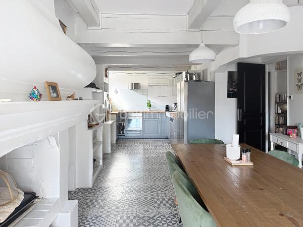 En exclusivité, nous avons la chance de pouvoir vous présente ce bien Rare!!! Une maison qui ne ressemble à aucune autre, idéale pour une famille recherchant du cachet, de beaux volumes, une piscine et une vraie vie à pied... Difficile à vous décrire en quelques lignes… Son charme, ses volumes et son atmosphère se découvrent surtout lors d’une visite. N'attendez plus et contactez nous ;)

Grande maison familiale atypique de 194 m² au sol, édifiée sur une parcelle de 516 m² avec piscine, qui séduit immédiatement par son architecture pleine de caractère et son esprit méditerranéen aux accents grecs : façade blanche, fenêtres voûtées, arches, colonnes et pergola végétalisée lui donnant une véritable identité.
Un autre atout majeur : sa situation en plein cœur de la ville, permettant de rejoindre commerces, écoles, services et même la gare entièrement à pied...et tout proche du Parc Lamartine, première étape de la Voie Verte, lieu fraichement inauguré par la ville vous permettant d'avoir un superbe parc multifonctionnel juste à côté de chez vous... Un confort de vie particulièrement recherché au quotidien.

Au rez-de-chaussée, la maison offre un hall d’entrée, un grand salon de 22 m² avec accès à l'extérieur, une chambre, une salle d’eau/buanderie rénovée avec WC suspendu, ainsi qu’une confortable cuisine équipée de 31 m² avec sa sublime cheminée byzantine et son accès direct à la terrasse...
Une extension de 54 m² avec pièce d’eau et WC, actuellement utilisée pour une profession libérale, offre de nombreuses possibilités : activité professionnelle, espace indépendant, salle de jeux, studio ou espace familial supplémentaire.
À l’étage, un bel escalier en bois et fer forgé dessert 3 chambres, dont 2 particulièrement spacieuses (20 et 28 m² au sol), ainsi qu’une salle de bains en travertin avec baignoire, double vasque et WC suspendu.

À l’extérieur, l’ambiance est tout aussi séduisante : grande piscine, vaste terrasse bois, pergola recouverte de végétation, espaces ombragés, abri bois et jardin arboré composent un véritable cocon en plein centre-ville.

Les + : climatisations (pièce de vie, cuisine, chambre), chauffe-eau thermodynamique, double vitrage PVC, parquet à l’étage, poutres apparentes, nombreux rangements, portillon électrique, liner armé et pompe de piscine neuve, voutes...

A très vite pour une visite ;)