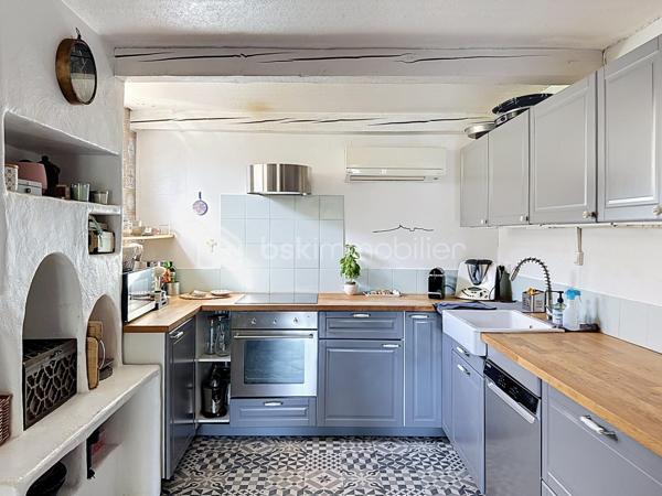 En exclusivité, nous avons la chance de pouvoir vous présente ce bien Rare!!! Une maison qui ne ressemble à aucune autre, idéale pour une famille recherchant du cachet, de beaux volumes, une piscine et une vraie vie à pied... Difficile à vous décrire en quelques lignes… Son charme, ses volumes et son atmosphère se découvrent surtout lors d’une visite. N'attendez plus et contactez nous ;)

Grande maison familiale atypique de 194 m² au sol, édifiée sur une parcelle de 516 m² avec piscine, qui séduit immédiatement par son architecture pleine de caractère et son esprit méditerranéen aux accents grecs : façade blanche, fenêtres voûtées, arches, colonnes et pergola végétalisée lui donnant une véritable identité.
Un autre atout majeur : sa situation en plein cœur de la ville, permettant de rejoindre commerces, écoles, services et même la gare entièrement à pied...et tout proche du Parc Lamartine, première étape de la Voie Verte, lieu fraichement inauguré par la ville vous permettant d'avoir un superbe parc multifonctionnel juste à côté de chez vous... Un confort de vie particulièrement recherché au quotidien.

Au rez-de-chaussée, la maison offre un hall d’entrée, un grand salon de 22 m² avec accès à l'extérieur, une chambre, une salle d’eau/buanderie rénovée avec WC suspendu, ainsi qu’une confortable cuisine équipée de 31 m² avec sa sublime cheminée byzantine et son accès direct à la terrasse...
Une extension de 54 m² avec pièce d’eau et WC, actuellement utilisée pour une profession libérale, offre de nombreuses possibilités : activité professionnelle, espace indépendant, salle de jeux, studio ou espace familial supplémentaire.
À l’étage, un bel escalier en bois et fer forgé dessert 3 chambres, dont 2 particulièrement spacieuses (20 et 28 m² au sol), ainsi qu’une salle de bains en travertin avec baignoire, double vasque et WC suspendu.

À l’extérieur, l’ambiance est tout aussi séduisante : grande piscine, vaste terrasse bois, pergola recouverte de végétation, espaces ombragés, abri bois et jardin arboré composent un véritable cocon en plein centre-ville.

Les + : climatisations (pièce de vie, cuisine, chambre), chauffe-eau thermodynamique, double vitrage PVC, parquet à l’étage, poutres apparentes, nombreux rangements, portillon électrique, liner armé et pompe de piscine neuve, voutes...

A très vite pour une visite ;)