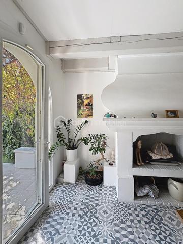 En exclusivité, nous avons la chance de pouvoir vous présente ce bien Rare!!! Une maison qui ne ressemble à aucune autre, idéale pour une famille recherchant du cachet, de beaux volumes, une piscine et une vraie vie à pied... Difficile à vous décrire en quelques lignes… Son charme, ses volumes et son atmosphère se découvrent surtout lors d’une visite. N'attendez plus et contactez nous ;)

Grande maison familiale atypique de 194 m² au sol, édifiée sur une parcelle de 516 m² avec piscine, qui séduit immédiatement par son architecture pleine de caractère et son esprit méditerranéen aux accents grecs : façade blanche, fenêtres voûtées, arches, colonnes et pergola végétalisée lui donnant une véritable identité.
Un autre atout majeur : sa situation en plein cœur de la ville, permettant de rejoindre commerces, écoles, services et même la gare entièrement à pied...et tout proche du Parc Lamartine, première étape de la Voie Verte, lieu fraichement inauguré par la ville vous permettant d'avoir un superbe parc multifonctionnel juste à côté de chez vous... Un confort de vie particulièrement recherché au quotidien.

Au rez-de-chaussée, la maison offre un hall d’entrée, un grand salon de 22 m² avec accès à l'extérieur, une chambre, une salle d’eau/buanderie rénovée avec WC suspendu, ainsi qu’une confortable cuisine équipée de 31 m² avec sa sublime cheminée byzantine et son accès direct à la terrasse...
Une extension de 54 m² avec pièce d’eau et WC, actuellement utilisée pour une profession libérale, offre de nombreuses possibilités : activité professionnelle, espace indépendant, salle de jeux, studio ou espace familial supplémentaire.
À l’étage, un bel escalier en bois et fer forgé dessert 3 chambres, dont 2 particulièrement spacieuses (20 et 28 m² au sol), ainsi qu’une salle de bains en travertin avec baignoire, double vasque et WC suspendu.

À l’extérieur, l’ambiance est tout aussi séduisante : grande piscine, vaste terrasse bois, pergola recouverte de végétation, espaces ombragés, abri bois et jardin arboré composent un véritable cocon en plein centre-ville.

Les + : climatisations (pièce de vie, cuisine, chambre), chauffe-eau thermodynamique, double vitrage PVC, parquet à l’étage, poutres apparentes, nombreux rangements, portillon électrique, liner armé et pompe de piscine neuve, voutes...

A très vite pour une visite ;)