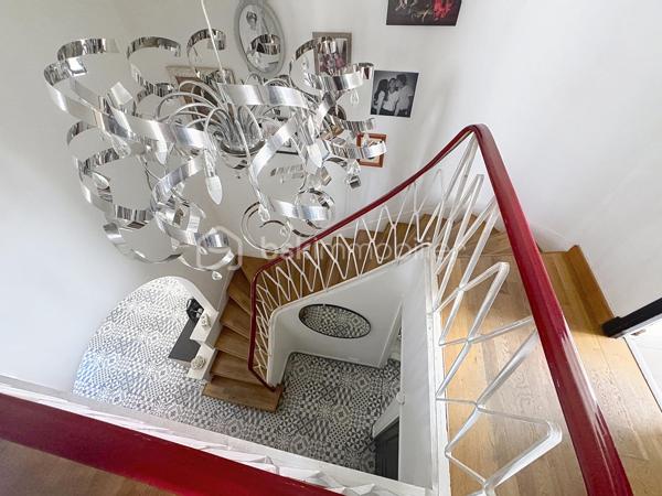 En exclusivité, nous avons la chance de pouvoir vous présente ce bien Rare!!! Une maison qui ne ressemble à aucune autre, idéale pour une famille recherchant du cachet, de beaux volumes, une piscine et une vraie vie à pied... Difficile à vous décrire en quelques lignes… Son charme, ses volumes et son atmosphère se découvrent surtout lors d’une visite. N'attendez plus et contactez nous ;)

Grande maison familiale atypique de 194 m² au sol, édifiée sur une parcelle de 516 m² avec piscine, qui séduit immédiatement par son architecture pleine de caractère et son esprit méditerranéen aux accents grecs : façade blanche, fenêtres voûtées, arches, colonnes et pergola végétalisée lui donnant une véritable identité.
Un autre atout majeur : sa situation en plein cœur de la ville, permettant de rejoindre commerces, écoles, services et même la gare entièrement à pied...et tout proche du Parc Lamartine, première étape de la Voie Verte, lieu fraichement inauguré par la ville vous permettant d'avoir un superbe parc multifonctionnel juste à côté de chez vous... Un confort de vie particulièrement recherché au quotidien.

Au rez-de-chaussée, la maison offre un hall d’entrée, un grand salon de 22 m² avec accès à l'extérieur, une chambre, une salle d’eau/buanderie rénovée avec WC suspendu, ainsi qu’une confortable cuisine équipée de 31 m² avec sa sublime cheminée byzantine et son accès direct à la terrasse...
Une extension de 54 m² avec pièce d’eau et WC, actuellement utilisée pour une profession libérale, offre de nombreuses possibilités : activité professionnelle, espace indépendant, salle de jeux, studio ou espace familial supplémentaire.
À l’étage, un bel escalier en bois et fer forgé dessert 3 chambres, dont 2 particulièrement spacieuses (20 et 28 m² au sol), ainsi qu’une salle de bains en travertin avec baignoire, double vasque et WC suspendu.

À l’extérieur, l’ambiance est tout aussi séduisante : grande piscine, vaste terrasse bois, pergola recouverte de végétation, espaces ombragés, abri bois et jardin arboré composent un véritable cocon en plein centre-ville.

Les + : climatisations (pièce de vie, cuisine, chambre), chauffe-eau thermodynamique, double vitrage PVC, parquet à l’étage, poutres apparentes, nombreux rangements, portillon électrique, liner armé et pompe de piscine neuve, voutes...

A très vite pour une visite ;)
