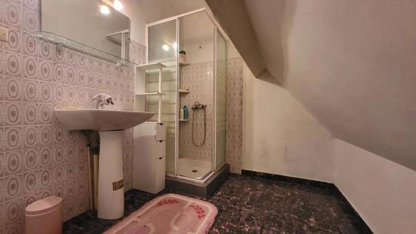 Charmante maison des années 1980, idéalement située à proximité des commodités