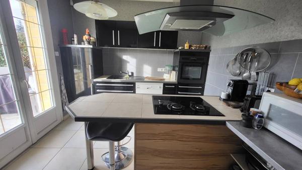 Charmante maison des années 1980, idéalement située à proximité des commodités