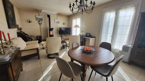 Charmante maison des années 1980, idéalement située à proximité des commodités