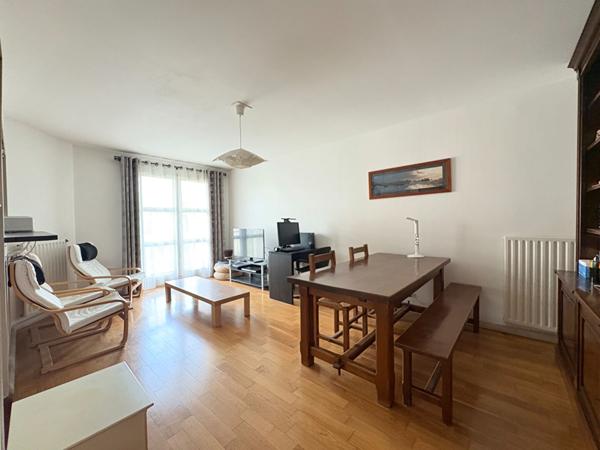 BEL APPARTEMENT DE 3 PIECES A VENDRE A PLAISIR  - GARE DE PLAISIR GRIGNON