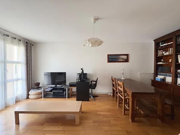 BEL APPARTEMENT DE 3 PIECES A VENDRE A PLAISIR  - GARE DE PLAISIR GRIGNON