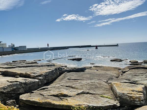 Maison d’environ 47m2 avec vue mer directe et arrivée des bateaux de pêche du Guilvinec ; proche plage à pied. Entrée séjour sur cuisine aménagée et équipée; salle de douche très récente  et WC, état impeccable. À l’étage 2 chambres avec vue mer imprenable.
Appentis pour stockage ( vélos, matériels…) equipé en eau froide.
Jardin clos en indivision avec 2 autres propriétaires,  accès direct aux rochers.
Maison idéale pour vos locations du fait de l’emplacement idéal ou pour profiter de la vue incroyable et du calme. Accès commerces, écoles, marché, à pied ou vélo.
Toiture refaite à neuf ( ardoises naturelles et crochets inox), fenêtres 
Vous n’avez plus qu’à poser vos meubles.
Secteur très prisé de Men Meur