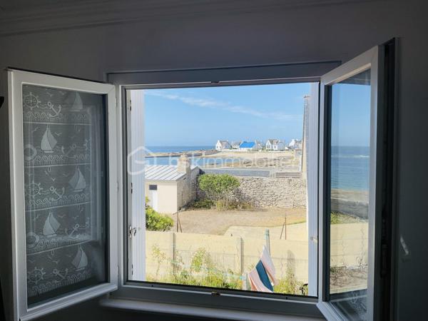 Maison d’environ 47m2 avec vue mer directe et arrivée des bateaux de pêche du Guilvinec ; proche plage à pied. Entrée séjour sur cuisine aménagée et équipée; salle de douche très récente  et WC, état impeccable. À l’étage 2 chambres avec vue mer imprenable.
Appentis pour stockage ( vélos, matériels…) equipé en eau froide.
Jardin clos en indivision avec 2 autres propriétaires,  accès direct aux rochers.
Maison idéale pour vos locations du fait de l’emplacement idéal ou pour profiter de la vue incroyable et du calme. Accès commerces, écoles, marché, à pied ou vélo.
Toiture refaite à neuf ( ardoises naturelles et crochets inox), fenêtres 
Vous n’avez plus qu’à poser vos meubles.
Secteur très prisé de Men Meur