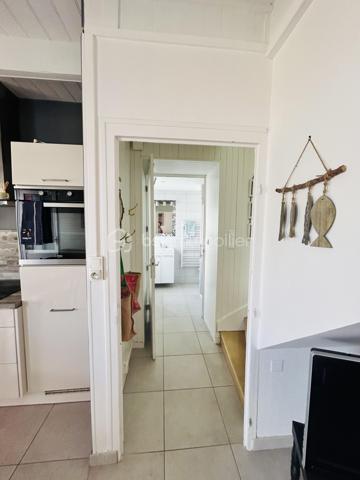 Maison d’environ 47m2 avec vue mer directe et arrivée des bateaux de pêche du Guilvinec ; proche plage à pied. Entrée séjour sur cuisine aménagée et équipée; salle de douche très récente  et WC, état impeccable. À l’étage 2 chambres avec vue mer imprenable.
Appentis pour stockage ( vélos, matériels…) equipé en eau froide.
Jardin clos en indivision avec 2 autres propriétaires,  accès direct aux rochers.
Maison idéale pour vos locations du fait de l’emplacement idéal ou pour profiter de la vue incroyable et du calme. Accès commerces, écoles, marché, à pied ou vélo.
Toiture refaite à neuf ( ardoises naturelles et crochets inox), fenêtres 
Vous n’avez plus qu’à poser vos meubles.
Secteur très prisé de Men Meur