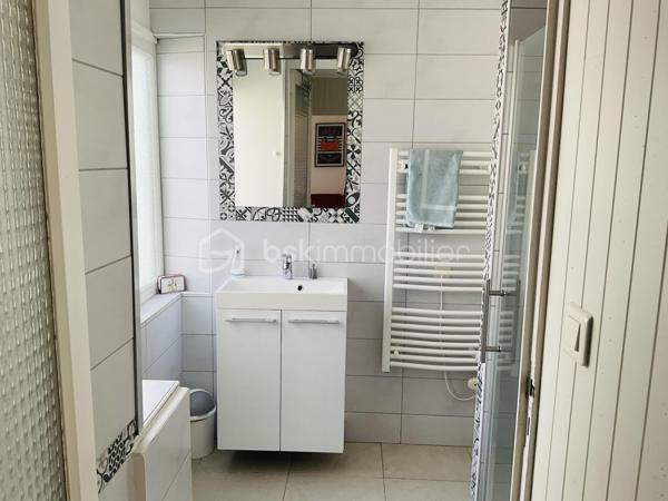 Maison d’environ 47m2 avec vue mer directe et arrivée des bateaux de pêche du Guilvinec ; proche plage à pied. Entrée séjour sur cuisine aménagée et équipée; salle de douche très récente  et WC, état impeccable. À l’étage 2 chambres avec vue mer imprenable.
Appentis pour stockage ( vélos, matériels…) equipé en eau froide.
Jardin clos en indivision avec 2 autres propriétaires,  accès direct aux rochers.
Maison idéale pour vos locations du fait de l’emplacement idéal ou pour profiter de la vue incroyable et du calme. Accès commerces, écoles, marché, à pied ou vélo.
Toiture refaite à neuf ( ardoises naturelles et crochets inox), fenêtres 
Vous n’avez plus qu’à poser vos meubles.
Secteur très prisé de Men Meur
