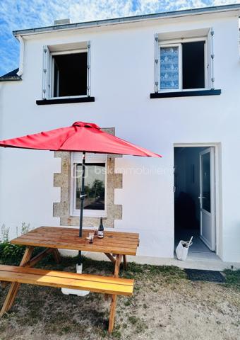 Maison d’environ 47m2 avec vue mer directe et arrivée des bateaux de pêche du Guilvinec ; proche plage à pied. Entrée séjour sur cuisine aménagée et équipée; salle de douche très récente  et WC, état impeccable. À l’étage 2 chambres avec vue mer imprenable.
Appentis pour stockage ( vélos, matériels…) equipé en eau froide.
Jardin clos en indivision avec 2 autres propriétaires,  accès direct aux rochers.
Maison idéale pour vos locations du fait de l’emplacement idéal ou pour profiter de la vue incroyable et du calme. Accès commerces, écoles, marché, à pied ou vélo.
Toiture refaite à neuf ( ardoises naturelles et crochets inox), fenêtres 
Vous n’avez plus qu’à poser vos meubles.
Secteur très prisé de Men Meur