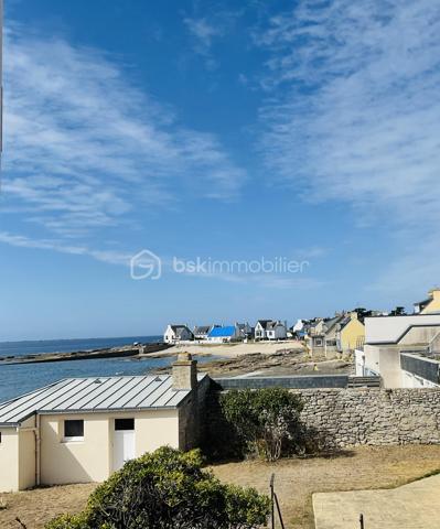 Maison d’environ 47m2 avec vue mer directe et arrivée des bateaux de pêche du Guilvinec ; proche plage à pied. Entrée séjour sur cuisine aménagée et équipée; salle de douche très récente  et WC, état impeccable. À l’étage 2 chambres avec vue mer imprenable.
Appentis pour stockage ( vélos, matériels…) equipé en eau froide.
Jardin clos en indivision avec 2 autres propriétaires,  accès direct aux rochers.
Maison idéale pour vos locations du fait de l’emplacement idéal ou pour profiter de la vue incroyable et du calme. Accès commerces, écoles, marché, à pied ou vélo.
Toiture refaite à neuf ( ardoises naturelles et crochets inox), fenêtres 
Vous n’avez plus qu’à poser vos meubles.
Secteur très prisé de Men Meur