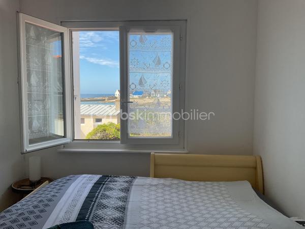 Maison d’environ 47m2 avec vue mer directe et arrivée des bateaux de pêche du Guilvinec ; proche plage à pied. Entrée séjour sur cuisine aménagée et équipée; salle de douche très récente  et WC, état impeccable. À l’étage 2 chambres avec vue mer imprenable.
Appentis pour stockage ( vélos, matériels…) equipé en eau froide.
Jardin clos en indivision avec 2 autres propriétaires,  accès direct aux rochers.
Maison idéale pour vos locations du fait de l’emplacement idéal ou pour profiter de la vue incroyable et du calme. Accès commerces, écoles, marché, à pied ou vélo.
Toiture refaite à neuf ( ardoises naturelles et crochets inox), fenêtres 
Vous n’avez plus qu’à poser vos meubles.
Secteur très prisé de Men Meur