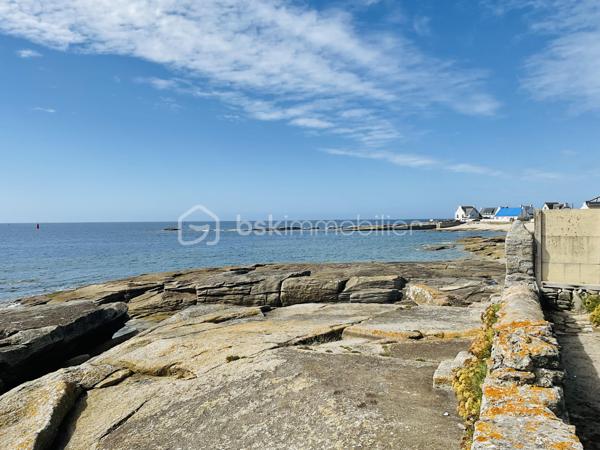 Maison d’environ 47m2 avec vue mer directe et arrivée des bateaux de pêche du Guilvinec ; proche plage à pied. Entrée séjour sur cuisine aménagée et équipée; salle de douche très récente  et WC, état impeccable. À l’étage 2 chambres avec vue mer imprenable.
Appentis pour stockage ( vélos, matériels…) equipé en eau froide.
Jardin clos en indivision avec 2 autres propriétaires,  accès direct aux rochers.
Maison idéale pour vos locations du fait de l’emplacement idéal ou pour profiter de la vue incroyable et du calme. Accès commerces, écoles, marché, à pied ou vélo.
Toiture refaite à neuf ( ardoises naturelles et crochets inox), fenêtres 
Vous n’avez plus qu’à poser vos meubles.
Secteur très prisé de Men Meur