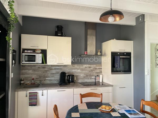 Maison d’environ 47m2 avec vue mer directe et arrivée des bateaux de pêche du Guilvinec ; proche plage à pied. Entrée séjour sur cuisine aménagée et équipée; salle de douche très récente  et WC, état impeccable. À l’étage 2 chambres avec vue mer imprenable.
Appentis pour stockage ( vélos, matériels…) equipé en eau froide.
Jardin clos en indivision avec 2 autres propriétaires,  accès direct aux rochers.
Maison idéale pour vos locations du fait de l’emplacement idéal ou pour profiter de la vue incroyable et du calme. Accès commerces, écoles, marché, à pied ou vélo.
Toiture refaite à neuf ( ardoises naturelles et crochets inox), fenêtres 
Vous n’avez plus qu’à poser vos meubles.
Secteur très prisé de Men Meur