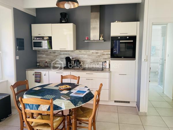 Maison d’environ 47m2 avec vue mer directe et arrivée des bateaux de pêche du Guilvinec ; proche plage à pied. Entrée séjour sur cuisine aménagée et équipée; salle de douche très récente  et WC, état impeccable. À l’étage 2 chambres avec vue mer imprenable.
Appentis pour stockage ( vélos, matériels…) equipé en eau froide.
Jardin clos en indivision avec 2 autres propriétaires,  accès direct aux rochers.
Maison idéale pour vos locations du fait de l’emplacement idéal ou pour profiter de la vue incroyable et du calme. Accès commerces, écoles, marché, à pied ou vélo.
Toiture refaite à neuf ( ardoises naturelles et crochets inox), fenêtres 
Vous n’avez plus qu’à poser vos meubles.
Secteur très prisé de Men Meur