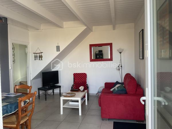 Maison d’environ 47m2 avec vue mer directe et arrivée des bateaux de pêche du Guilvinec ; proche plage à pied. Entrée séjour sur cuisine aménagée et équipée; salle de douche très récente  et WC, état impeccable. À l’étage 2 chambres avec vue mer imprenable.
Appentis pour stockage ( vélos, matériels…) equipé en eau froide.
Jardin clos en indivision avec 2 autres propriétaires,  accès direct aux rochers.
Maison idéale pour vos locations du fait de l’emplacement idéal ou pour profiter de la vue incroyable et du calme. Accès commerces, écoles, marché, à pied ou vélo.
Toiture refaite à neuf ( ardoises naturelles et crochets inox), fenêtres 
Vous n’avez plus qu’à poser vos meubles.
Secteur très prisé de Men Meur