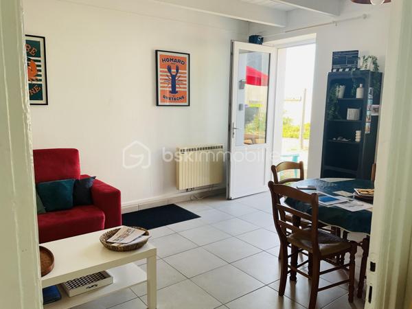 Maison d’environ 47m2 avec vue mer directe et arrivée des bateaux de pêche du Guilvinec ; proche plage à pied. Entrée séjour sur cuisine aménagée et équipée; salle de douche très récente  et WC, état impeccable. À l’étage 2 chambres avec vue mer imprenable.
Appentis pour stockage ( vélos, matériels…) equipé en eau froide.
Jardin clos en indivision avec 2 autres propriétaires,  accès direct aux rochers.
Maison idéale pour vos locations du fait de l’emplacement idéal ou pour profiter de la vue incroyable et du calme. Accès commerces, écoles, marché, à pied ou vélo.
Toiture refaite à neuf ( ardoises naturelles et crochets inox), fenêtres 
Vous n’avez plus qu’à poser vos meubles.
Secteur très prisé de Men Meur