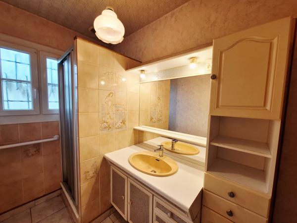 Rouillé (86480) Maison 4 chambres – 94 m² – Bourg de Rouillé – Véranda – DPE D