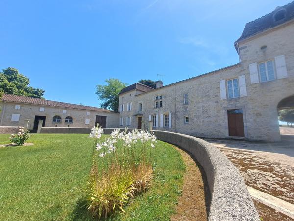 Demeure de Caractère entourée de 9 hectares