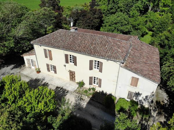 Charme et Authenticité pour cette Maison de Maître proche de Condom