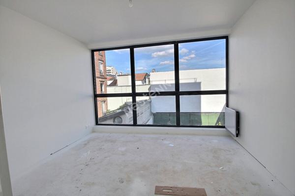 PROCHE VINCENNES, AVENUE DU PRESIDENT WILSON , BATIMENT AU CALME SUR COUR TRIPLEX 4 PIECES AVEC JARDIN PRIVATIF