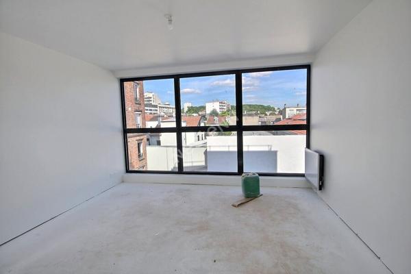 PROCHE VINCENNES, AVENUE DU PRESIDENT WILSON , BATIMENT AU CALME SUR COUR TRIPLEX 4 PIECES AVEC JARDIN PRIVATIF