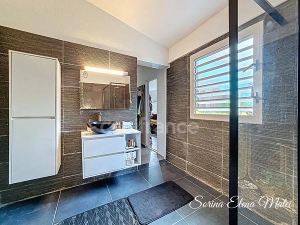 Maison avec piscine au cœur d’un écrin tropical - 5 pièces PETIT BOURG (971)