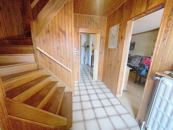 Maison avec jardin et fort potentiel pour donner vie à vos projets.