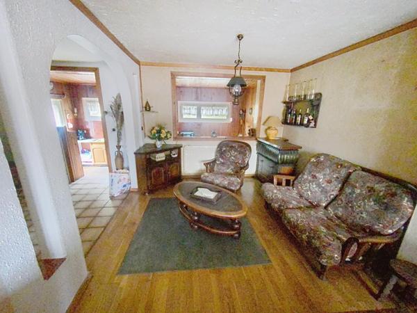 Maison avec jardin et fort potentiel pour donner vie à vos projets.