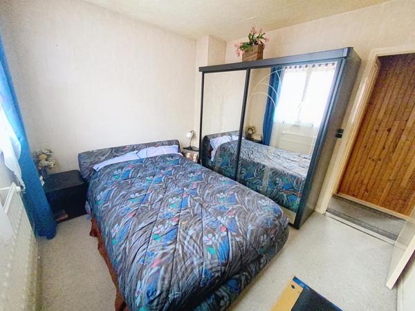 Maison avec jardin et fort potentiel pour donner vie à vos projets.