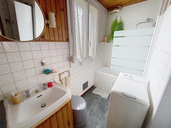 Maison avec jardin et fort potentiel pour donner vie à vos projets.