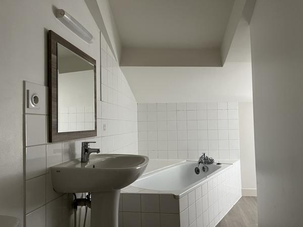 Appartement à louer 700 € CC Jonzac 4 p 65 m² DPE D