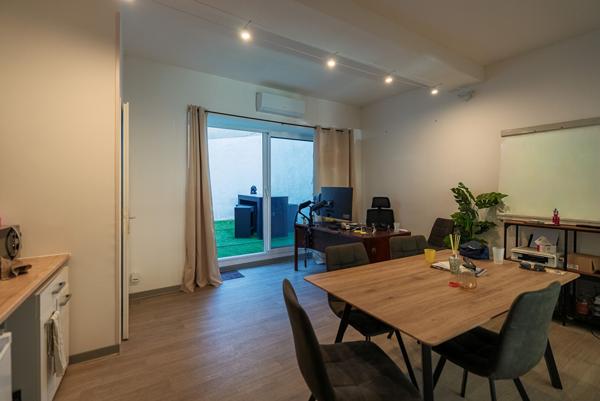 CARCASSONNE – VARSOVIE A louer Local commercial 72m² avec clim revers., patio, cave, et stationnement