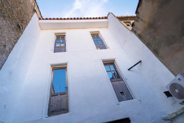 CARCASSONNE – VARSOVIE A louer Local commercial 72m² avec clim revers., patio, cave, et stationnement