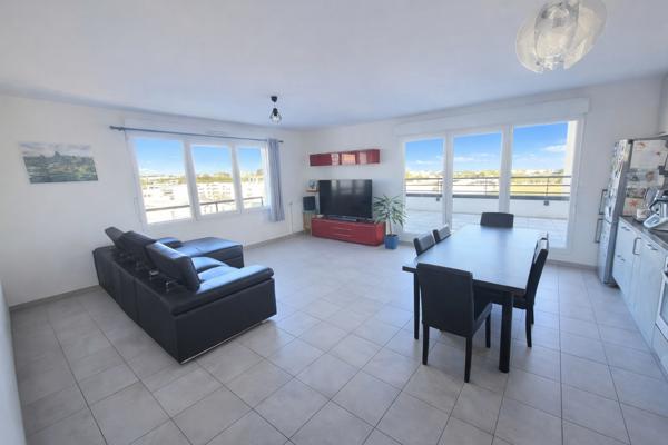 proche TRAMWAYS : MAGNIFIQUE T4 en toit terasse sans vis à vis