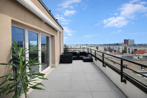 proche TRAMWAYS : MAGNIFIQUE T4 en toit terasse sans vis à vis