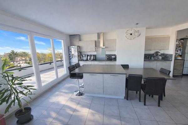 proche TRAMWAYS : MAGNIFIQUE T4 en toit terasse sans vis à vis