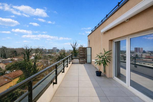 proche TRAMWAYS : MAGNIFIQUE T4 en toit terasse sans vis à vis