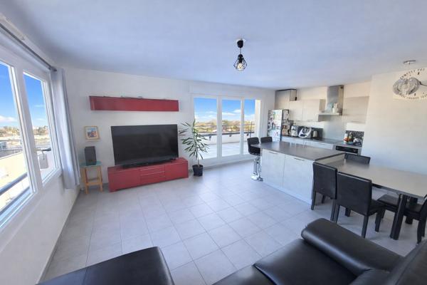 proche TRAMWAYS : MAGNIFIQUE T4 en toit terasse sans vis à vis