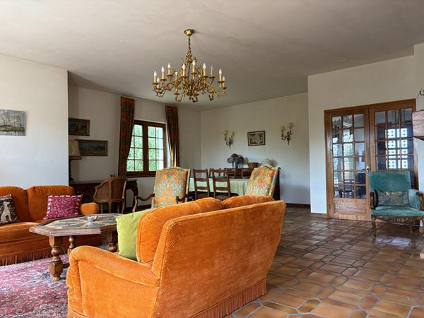 Maison proche de toutes commodités, 8 pièces, 6 chambres, 185 m² sur 2913 m² de terrain