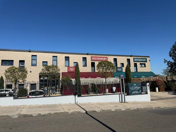 Immeuble d'activités et de bureaux VERRIERES LE BUISSON 953.43 m²