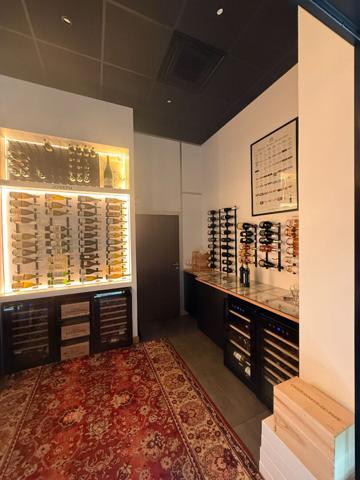 Immeuble d'activités et de bureaux VERRIERES LE BUISSON 953.43 m²